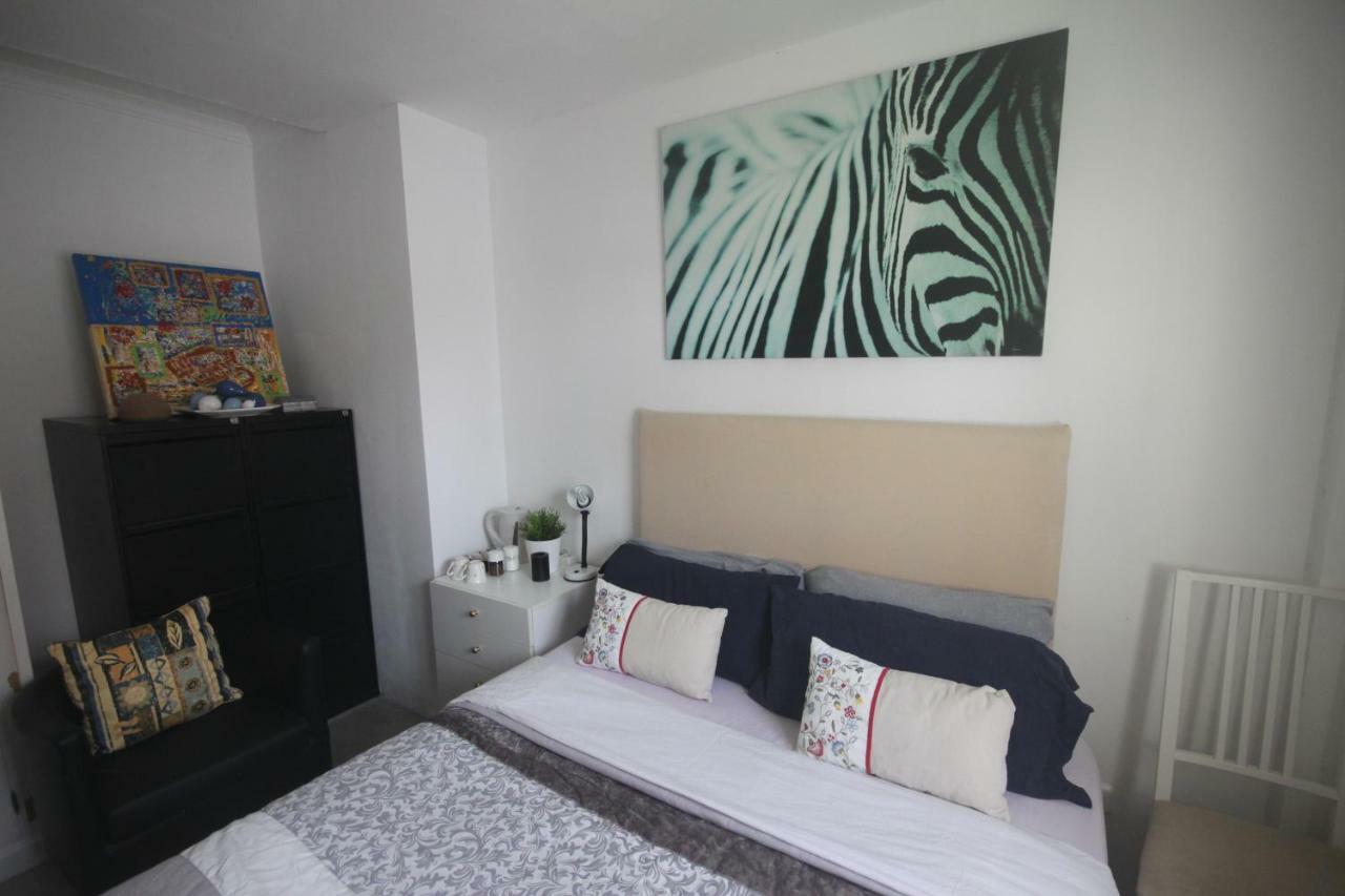 Little Peaceful Retreat Room With Bath, Heating, Terrace, Free Wifi Fridge Easy Parking Marbella Exterior foto
